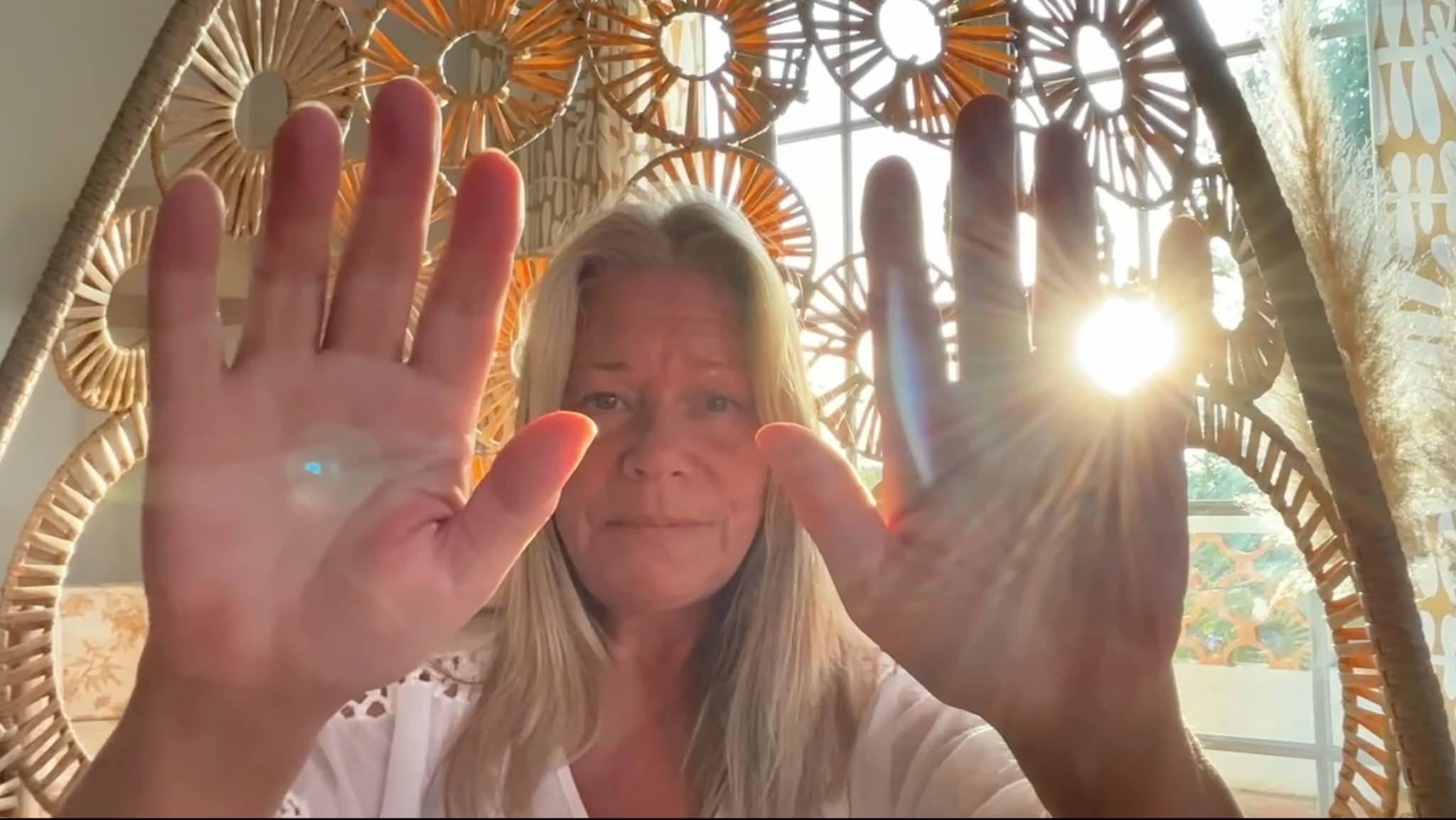 Mari Hasslund möter dig med öppna händer i solsken